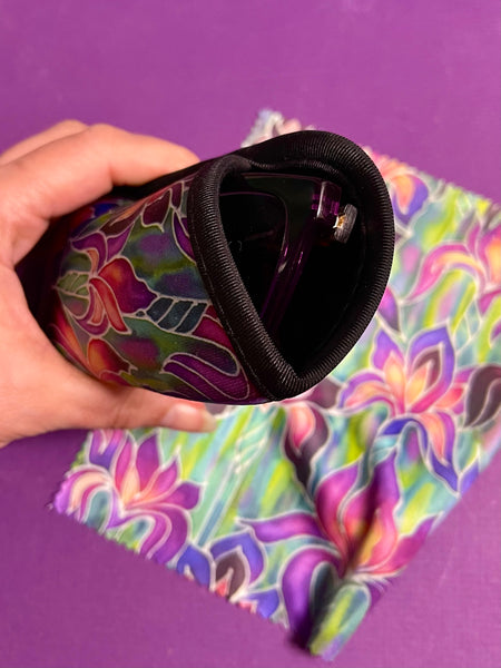 Gorgeous Purple Irises glasses case and cleaning cloth. Neat compact padded glasses cover with matching microfibre cloth both are washable. great gift for mum, dad, gran, nanny, auntie, friend, teacher. Easy to post in large letter envelope.