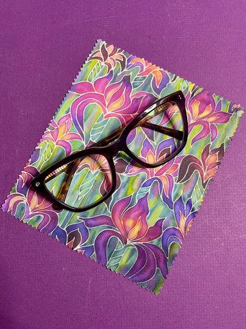 Gorgeous Purple Irises glasses case and cleaning cloth. Neat compact padded glasses cover with matching microfibre cloth both are washable. great gift for mum, dad, gran, nanny, auntie, friend, teacher. Easy to post in large letter envelope.