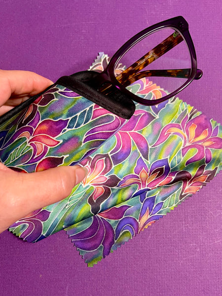 Gorgeous Purple Irises glasses case and cleaning cloth. Neat compact padded glasses cover with matching microfibre cloth both are washable. great gift for mum, dad, gran, nanny, auntie, friend, teacher. Easy to post in large letter envelope.